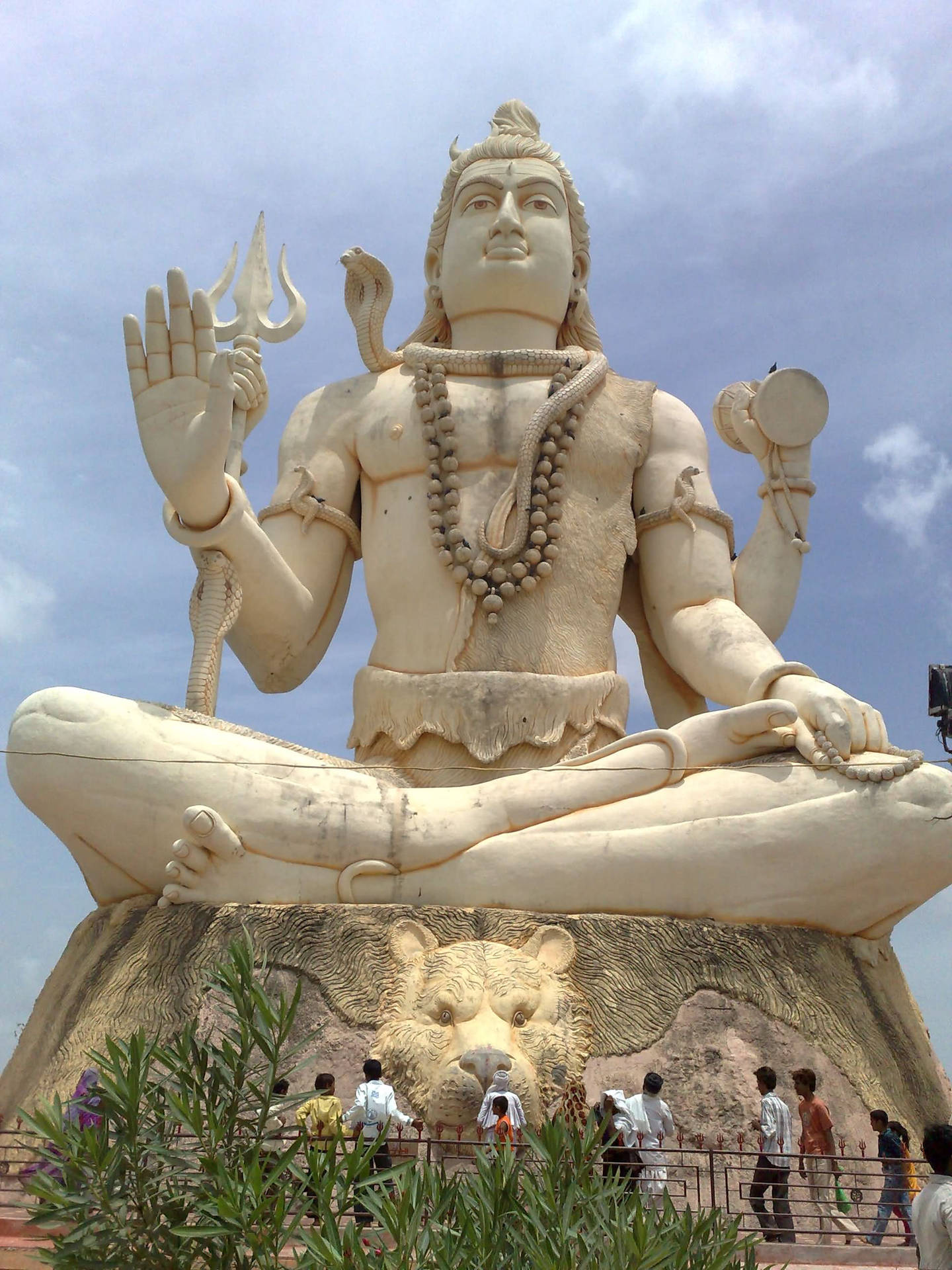 People And Shiva Statute Background