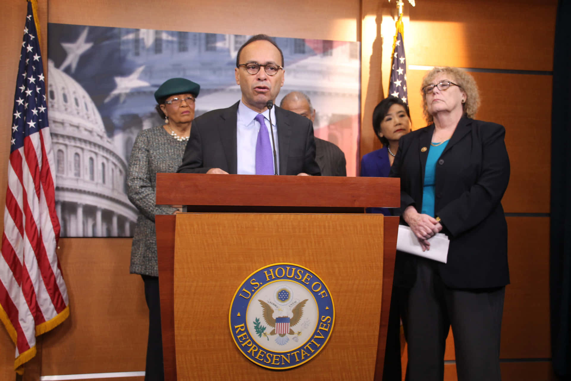 People Listening To Luis Gutiérrez Background