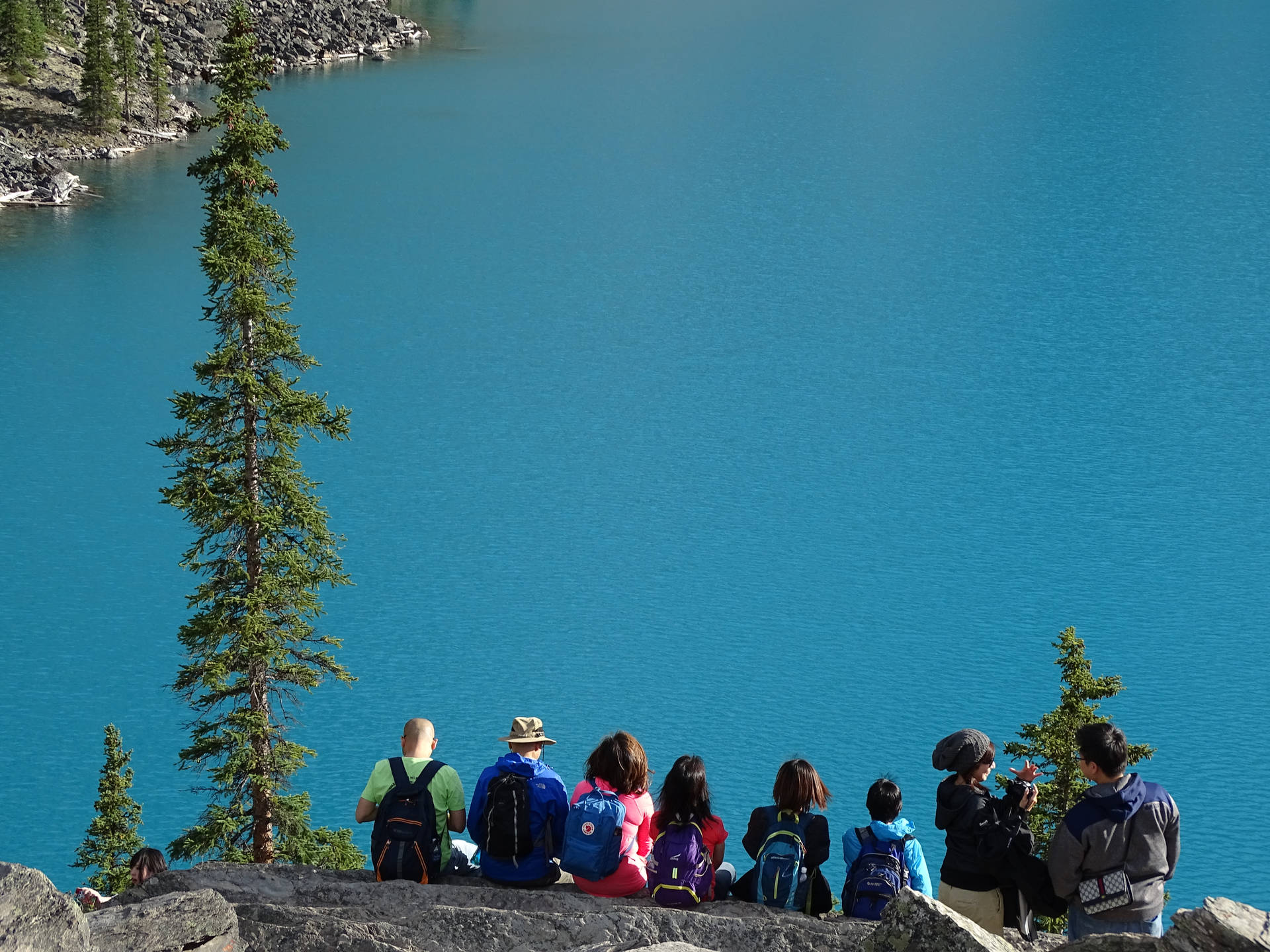 People On A Rock Edge Nature Scenery Background