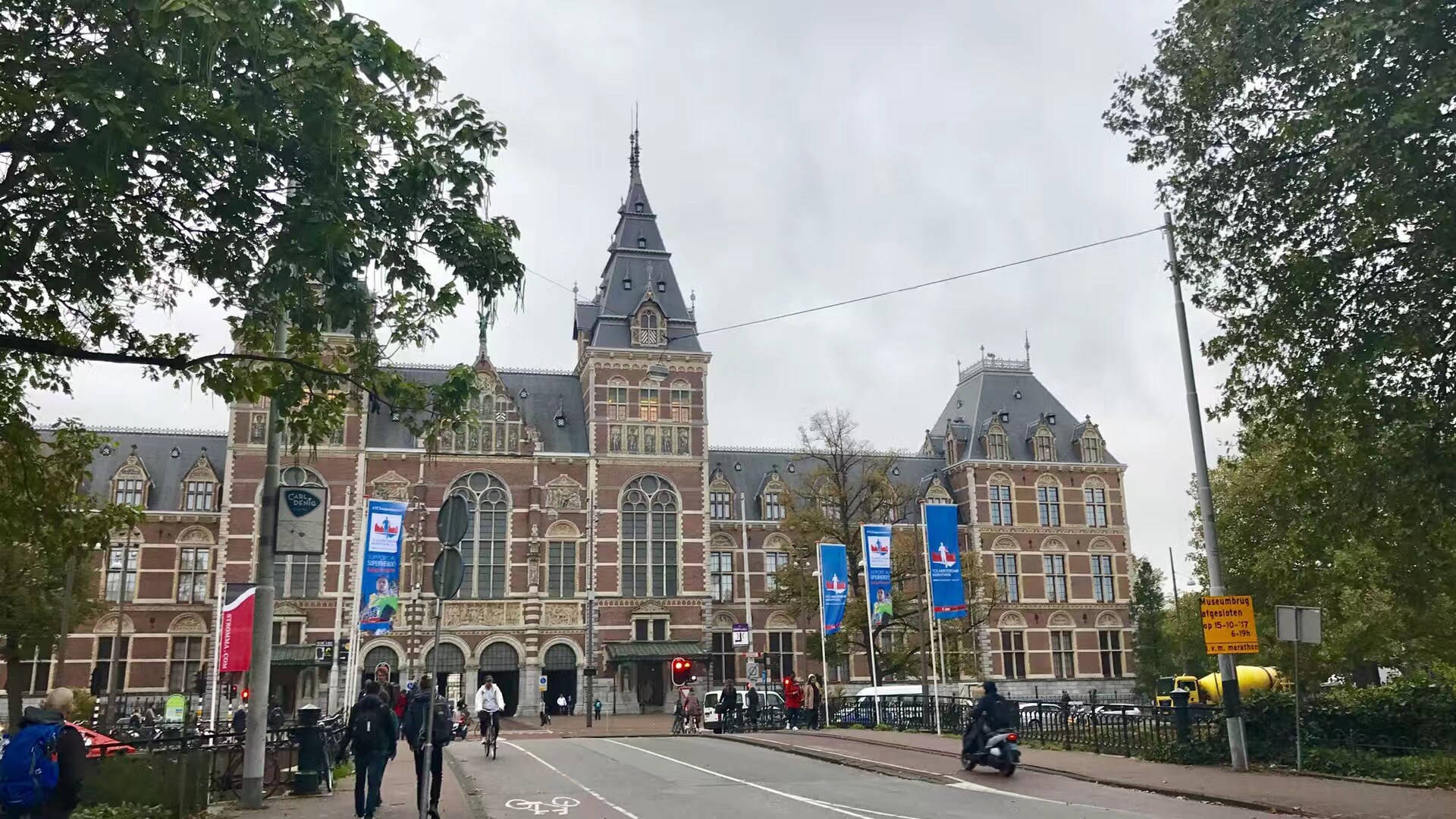 People On Street Of Rijksmuseum Background