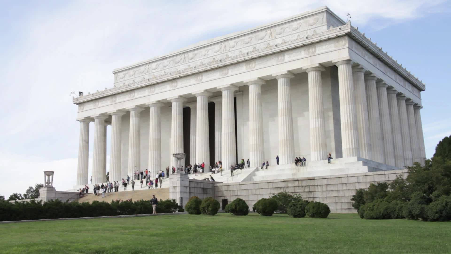 People Visit Lincoln Monument