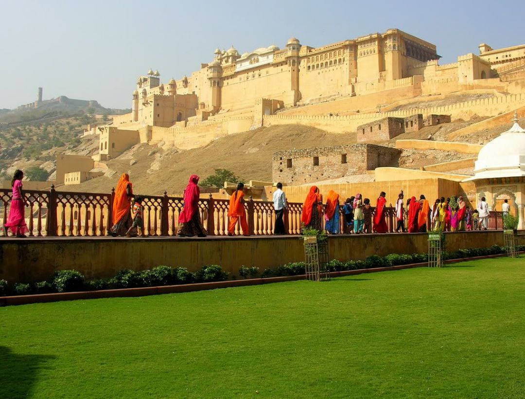 People Walking To Amber Palace Jaipur Background