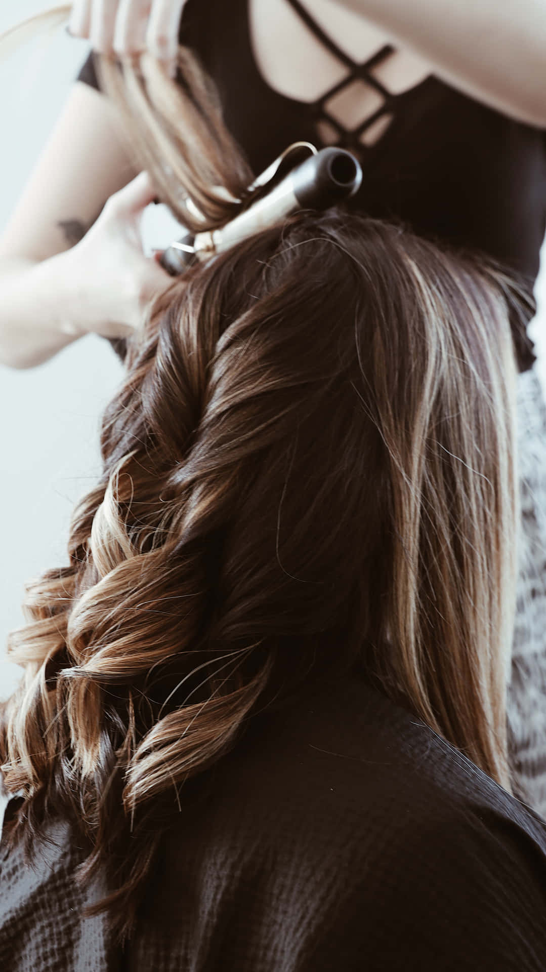 Perfect Cutting Of The Hair Of A Woman Background