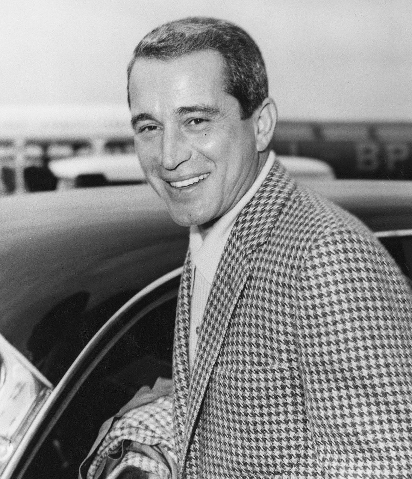 Perry Como In His Prime Years As An American Singer Background