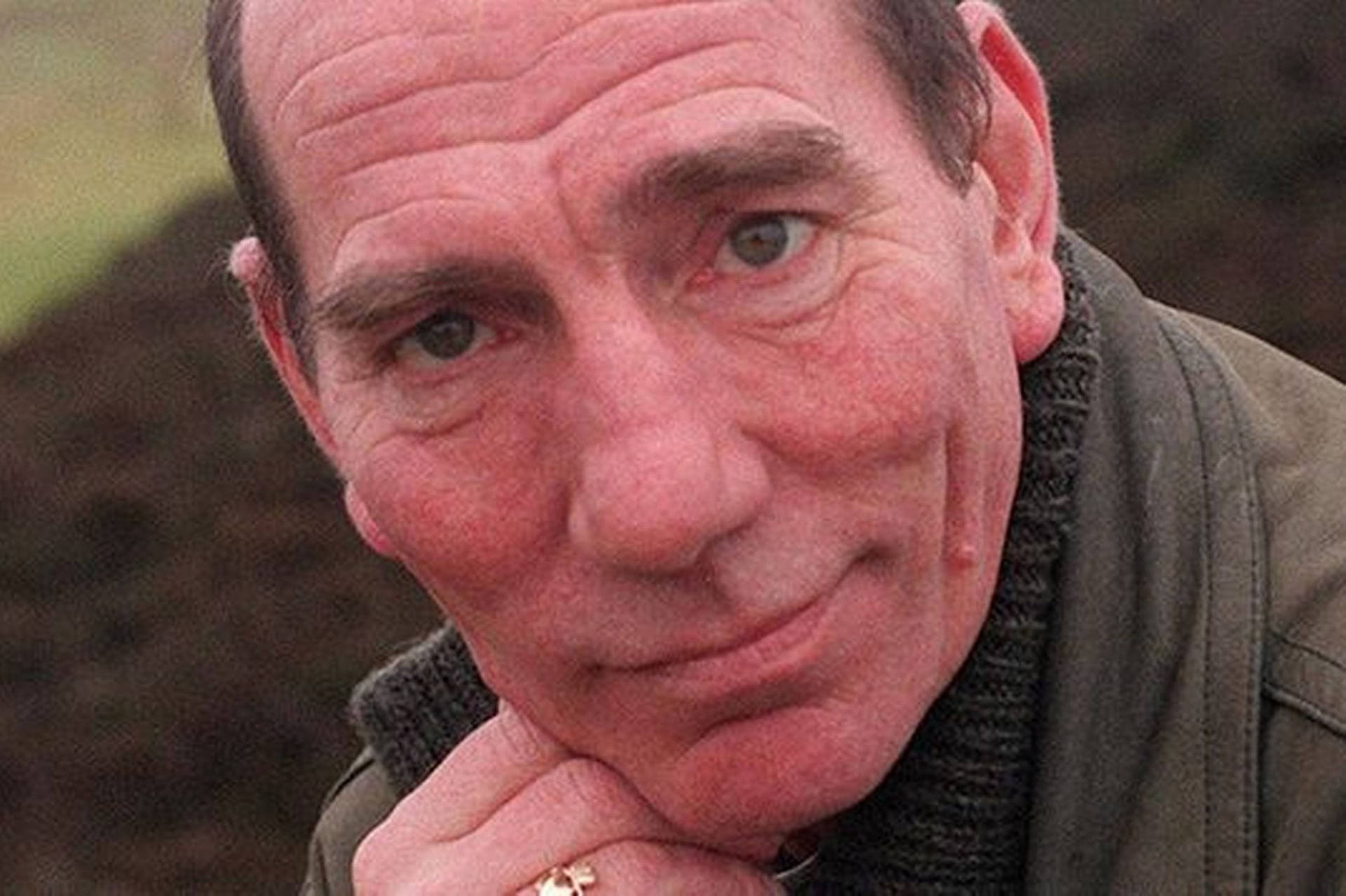 Pete Postlethwaite Closeup Smile Background