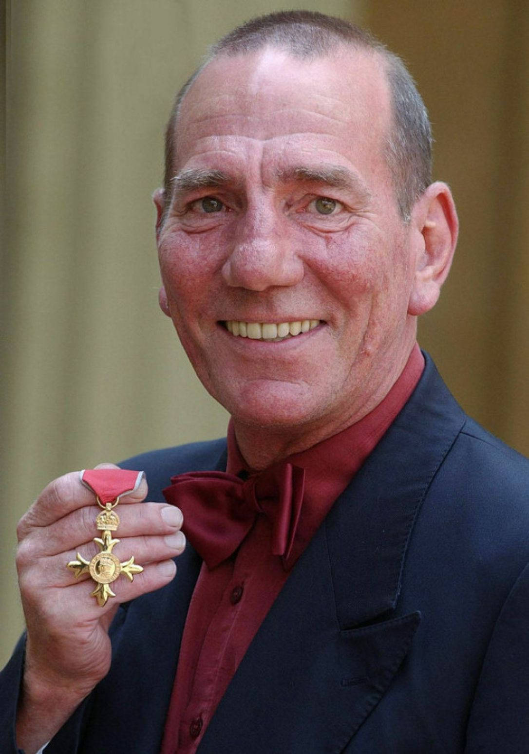 Pete Postlethwaite Receiving The Obe Medal Background