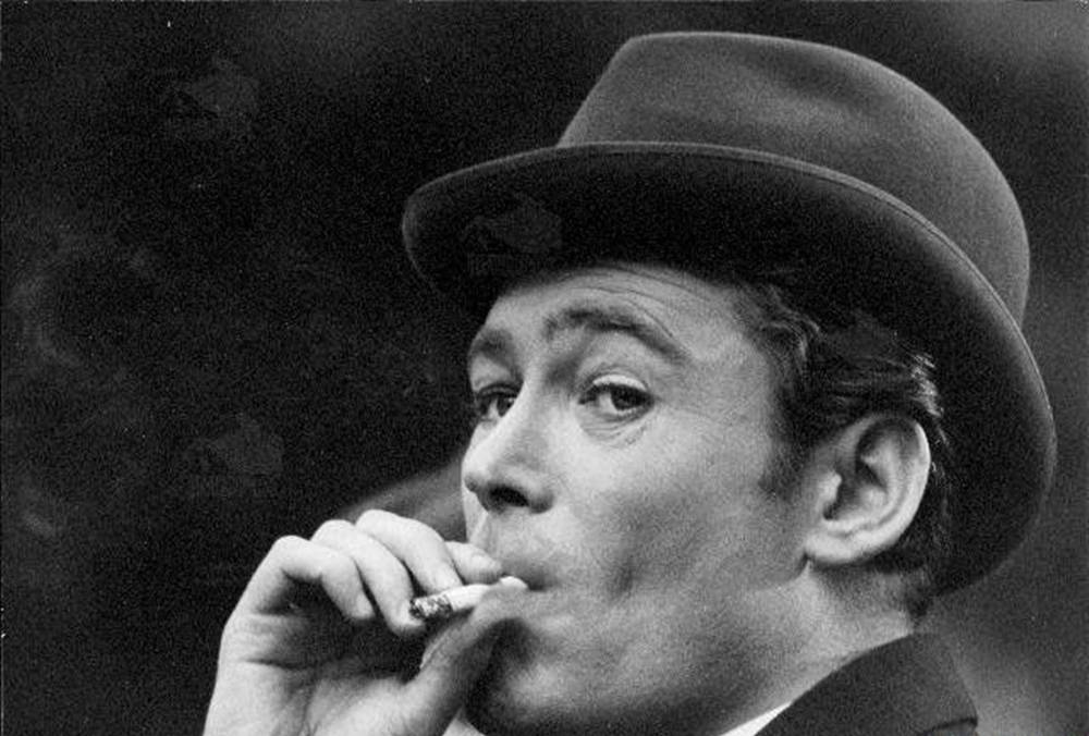 Peter O'toole Smokes On Set Background