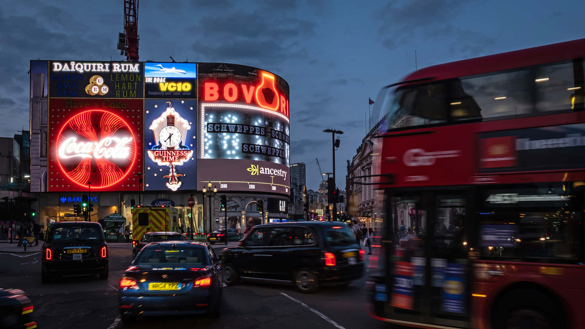 Piccadilly Circus Vehicle Stuck In The Road Background