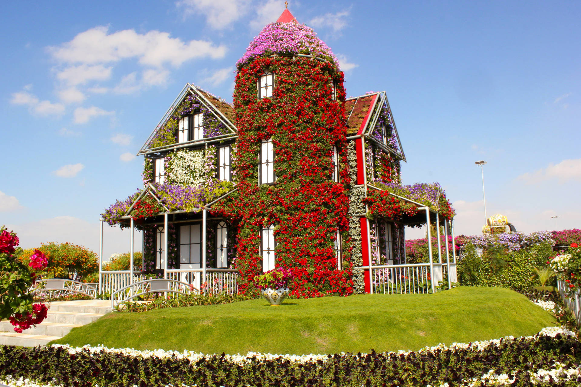 Picturesque Garden House In The United Arab Emirates Background