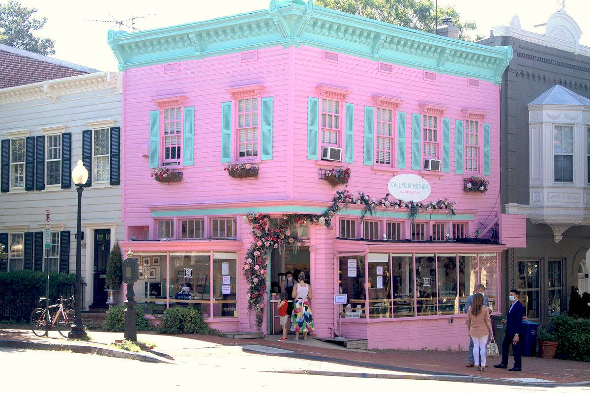 Picturesque View Of A Pink Deli In Georgetown Background