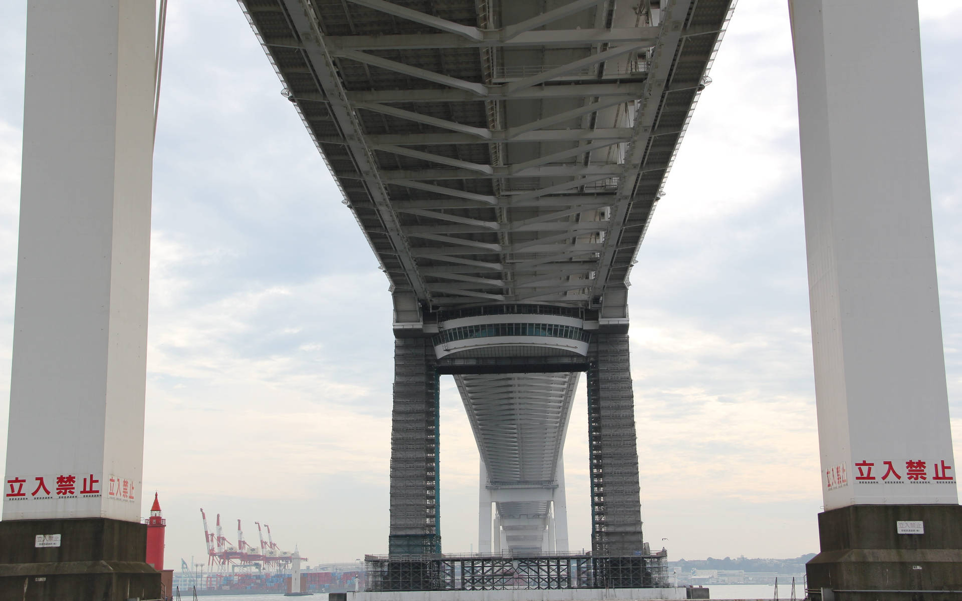 Picturesque Yokohama Bridge At Dusk Background