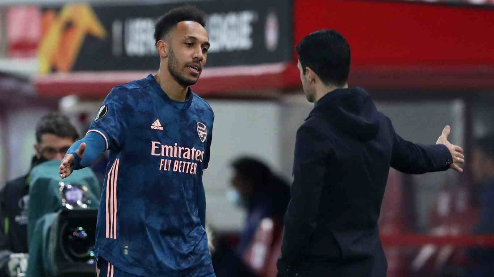 Pierre-emerick Aubameyang Appearing With Manager Background