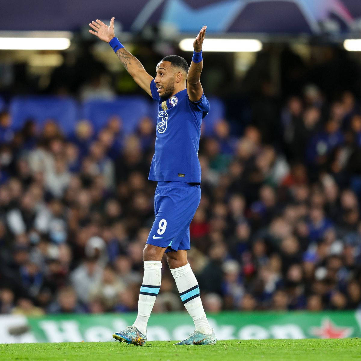 Pierre-emerick Aubameyang Arms Up