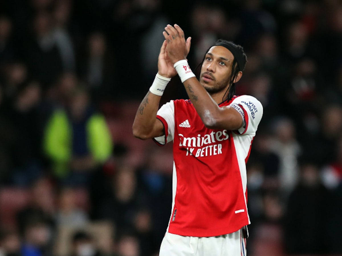 Pierre-emerick Aubameyang Clapping And Looking Far Background