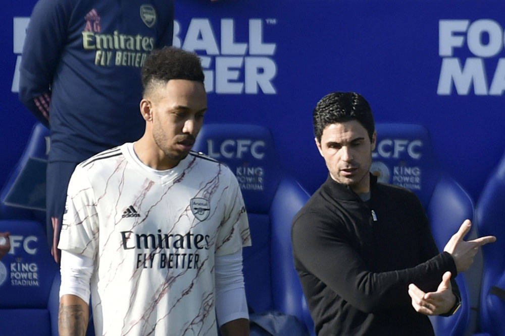 Pierre-emerick Aubameyang Listening To Manager Background