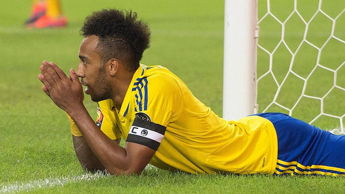 Pierre-emerick Aubameyang Lying On Field Background