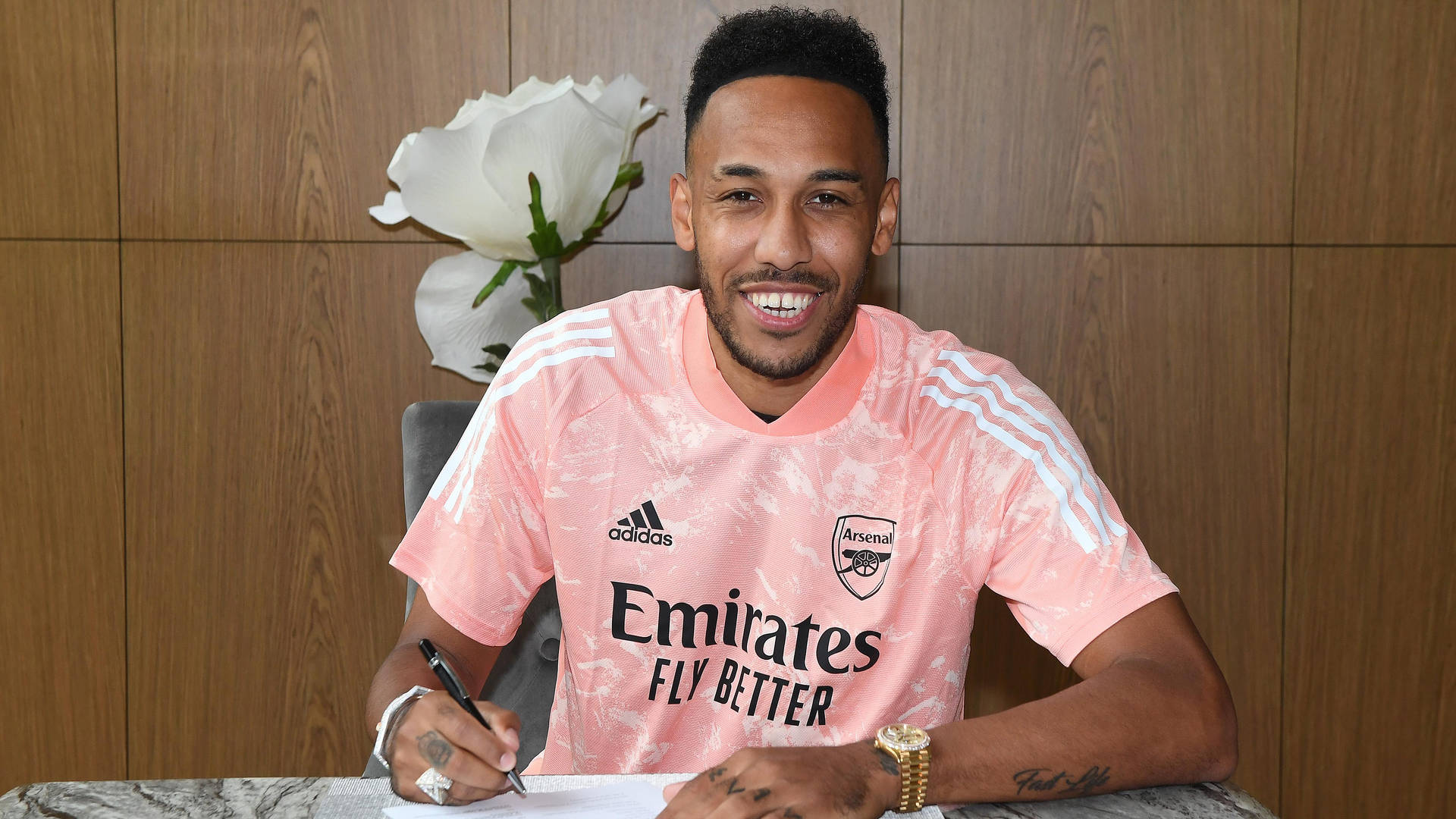 Pierre-emerick Aubameyang Signing Contract