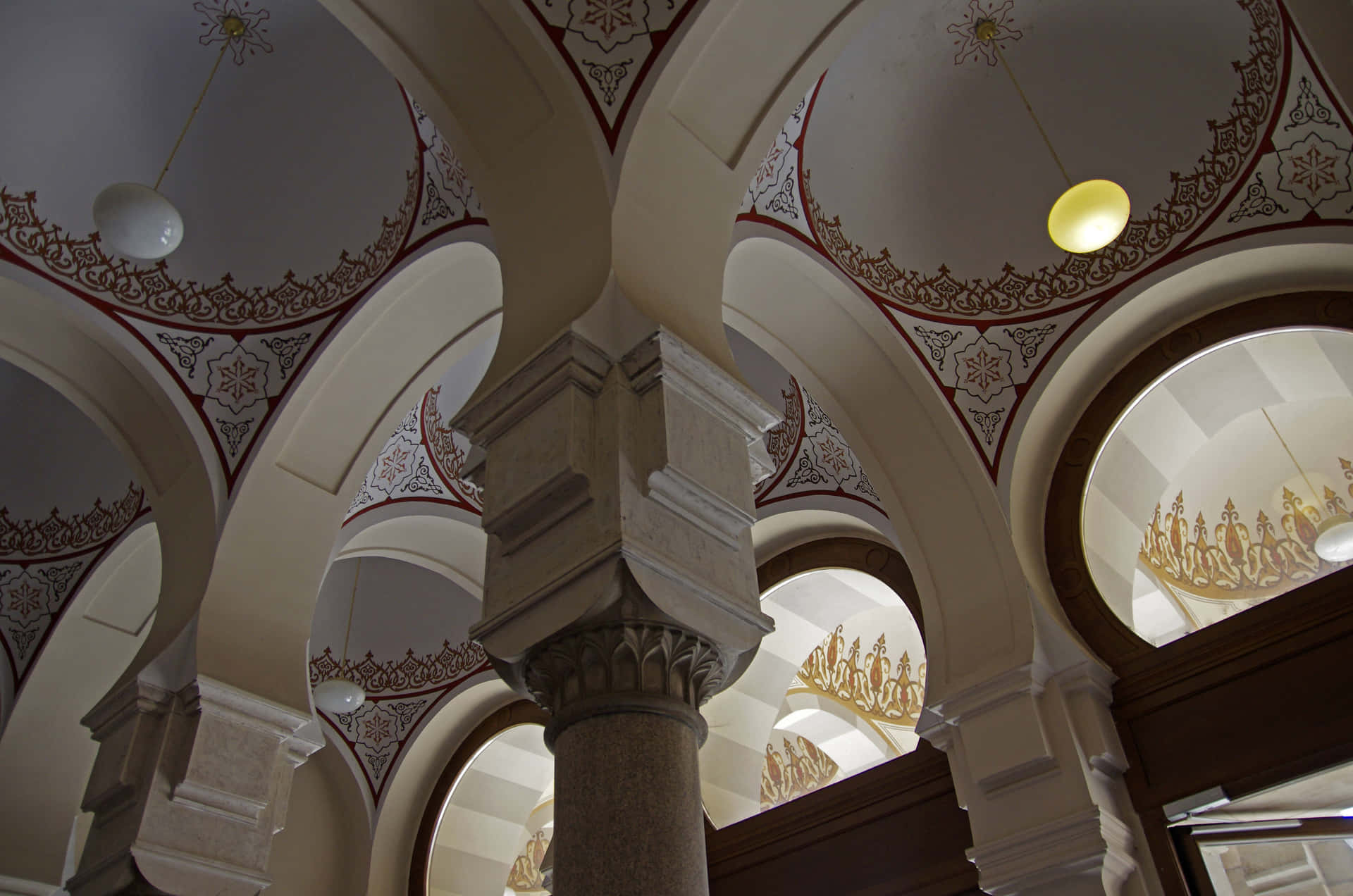 Pillars And Ceiling Of Toledo Cathedral Background