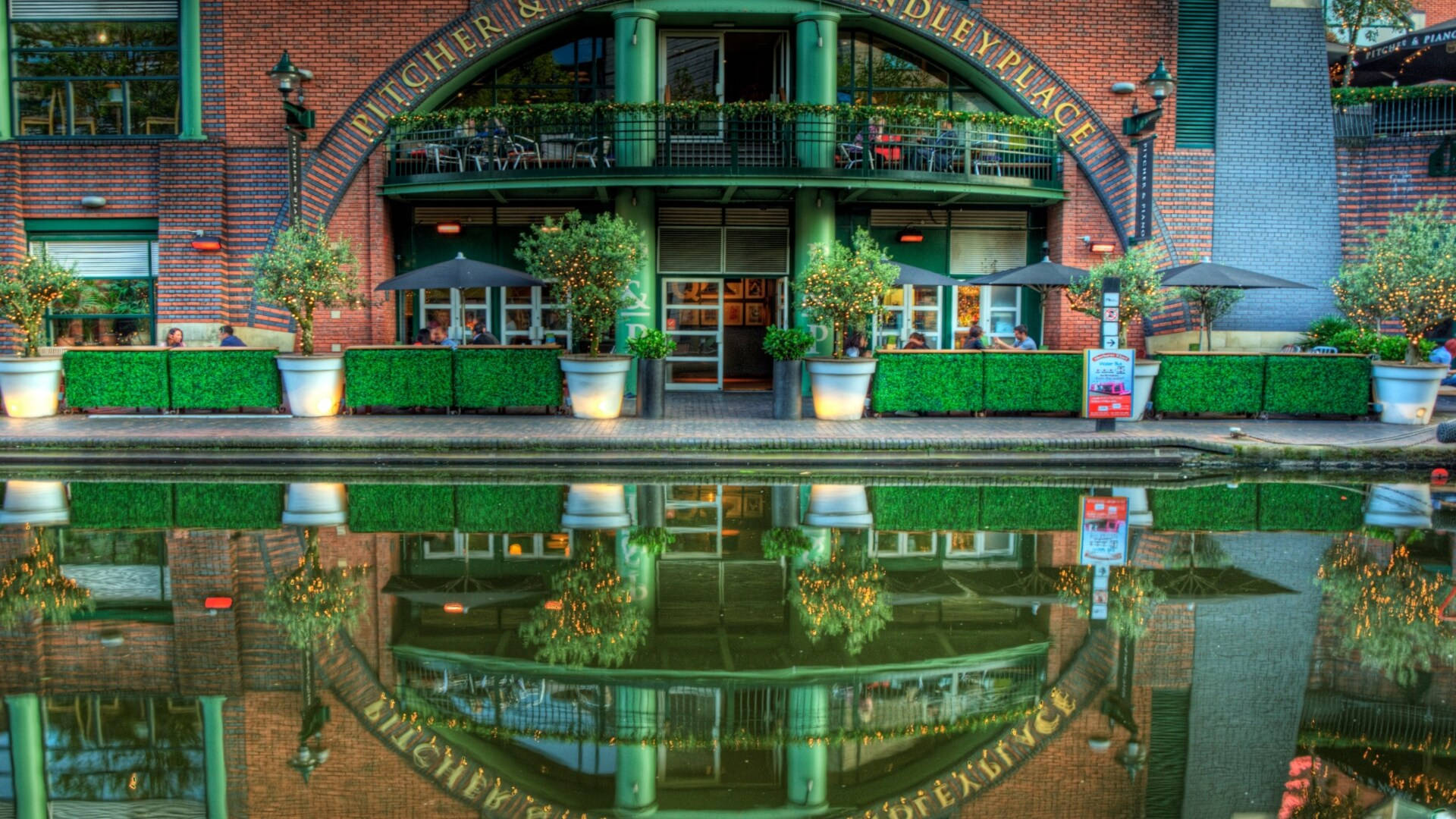 Pitcher Piano Restaurant In Birmingham Background