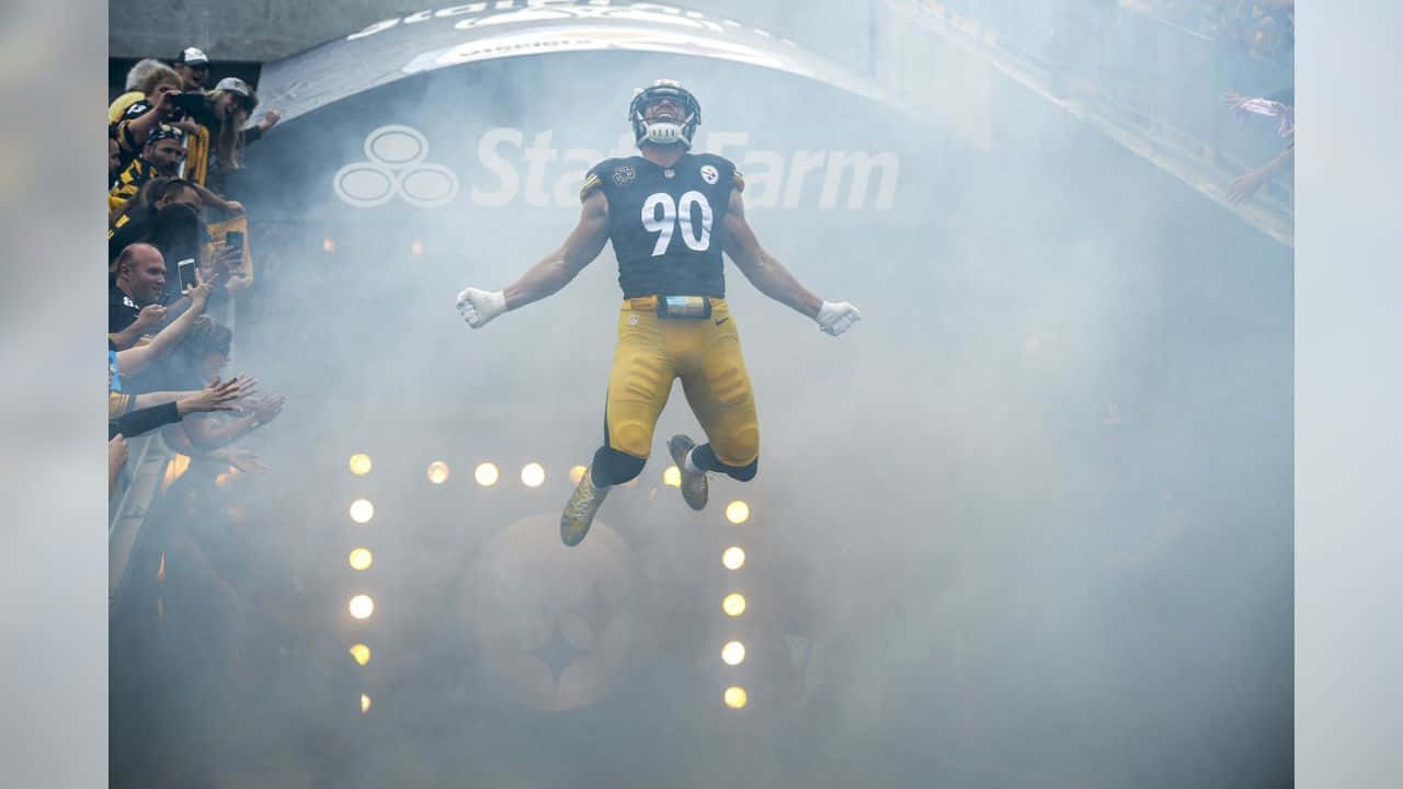 Pittsburgh Steelers Quarterback Mike Mcginnis Jumps Into The Air Background