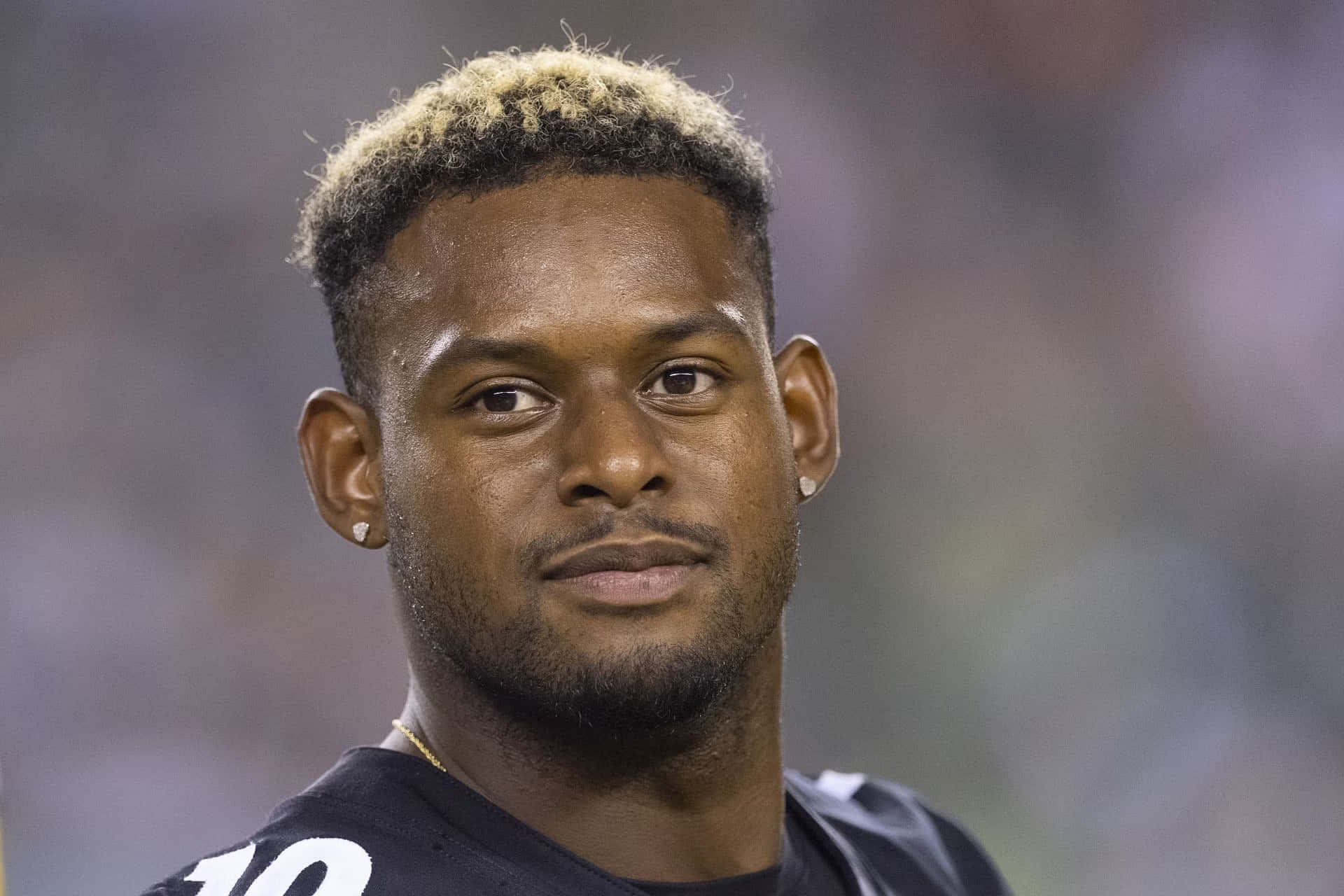 Pittsburgh Steelers Wide Receiver Juju Smith-schuster Makes A Unique Catch. Background