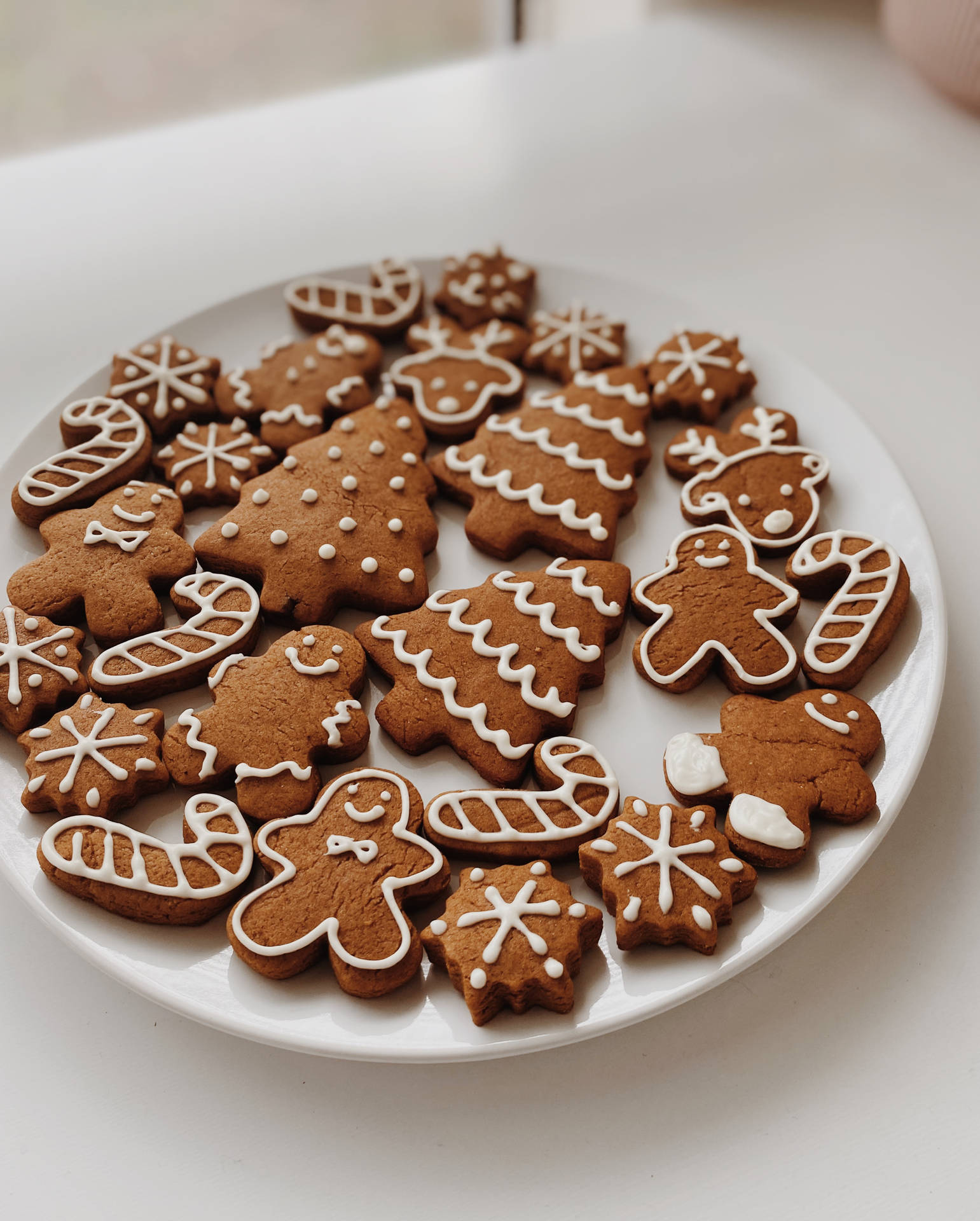 Plate Of Gingerbread Cookies Background