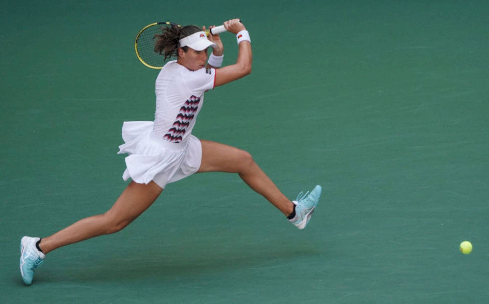 Player Johanna Konta Leaping Forward Background