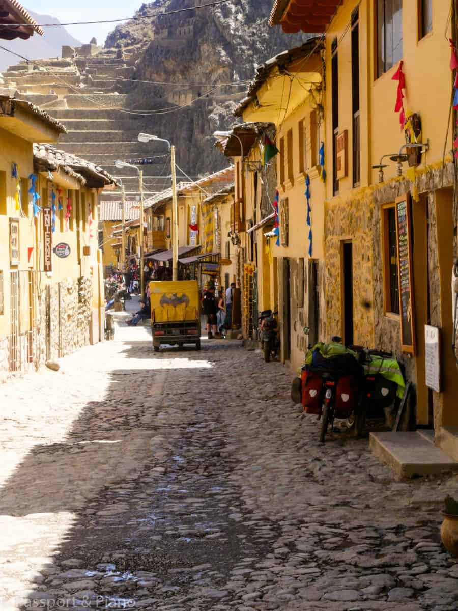 Plaza Ollantaytambo Valley Background