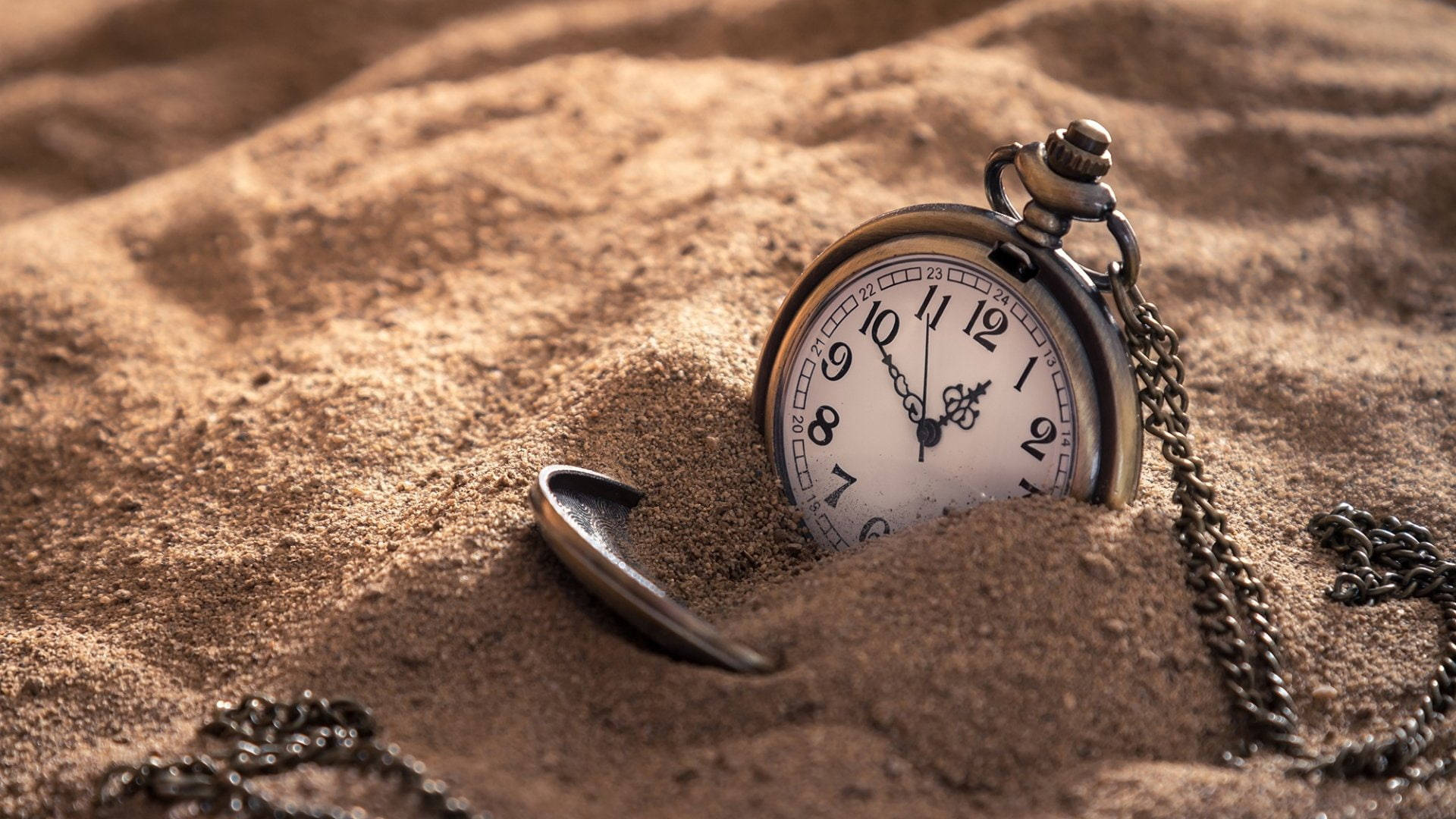 Pocket Watch On Beach Sand Tiempo Background Background