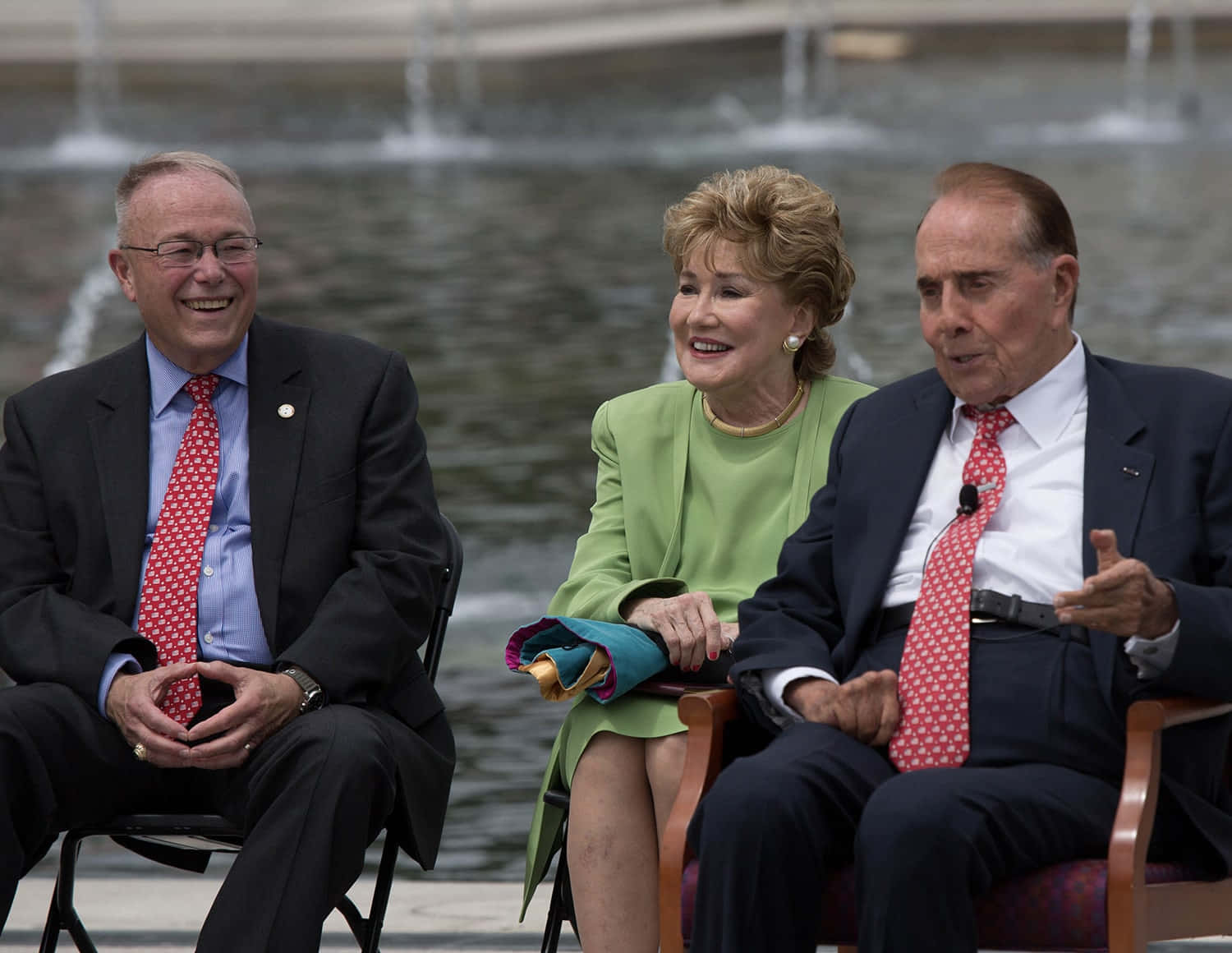 Political Couple Elizabeth Dole And Bob Background