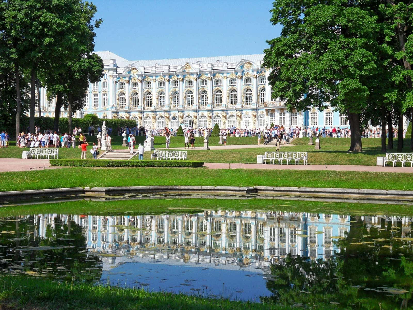 Pond Near Catherine Palace Background