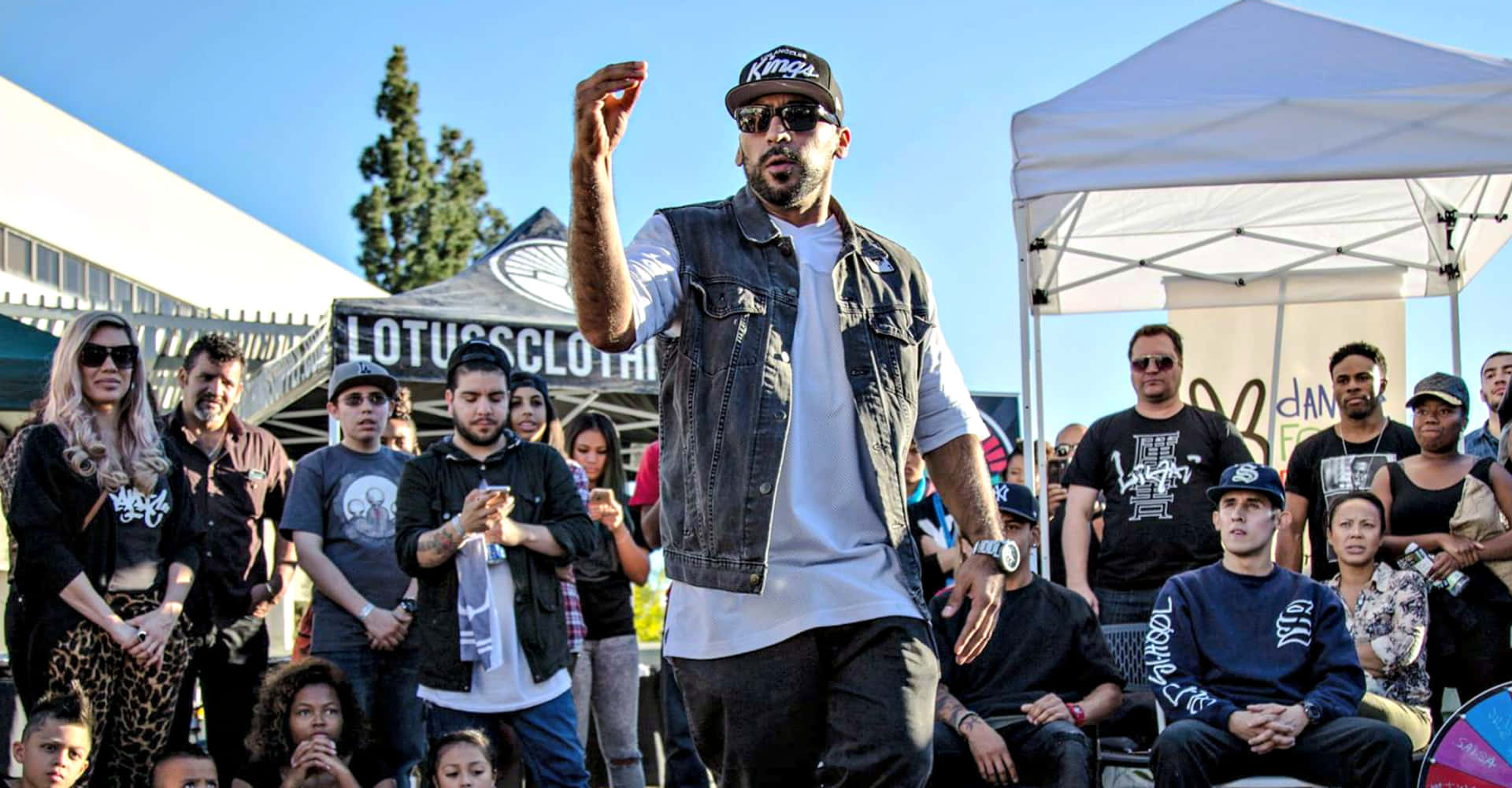 Popping Man In Crowd [wallpaper]