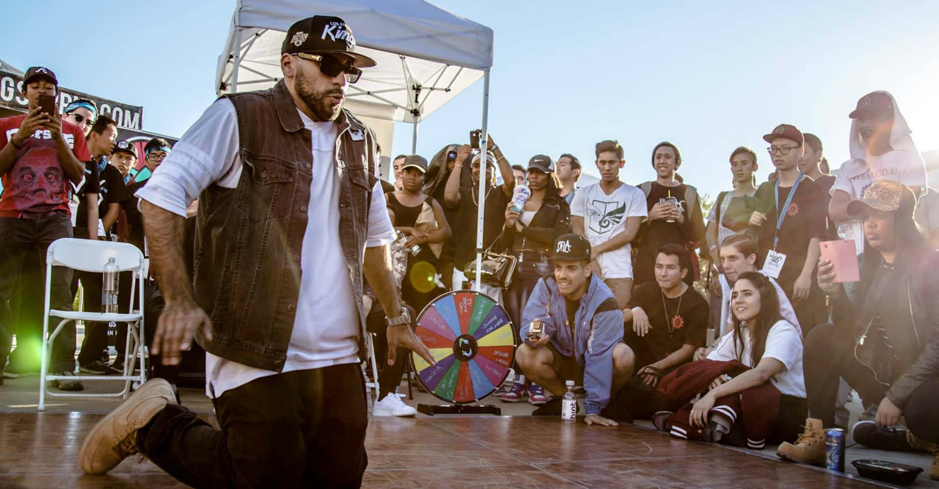 Popping Man Kneeling Down [wallpaper]