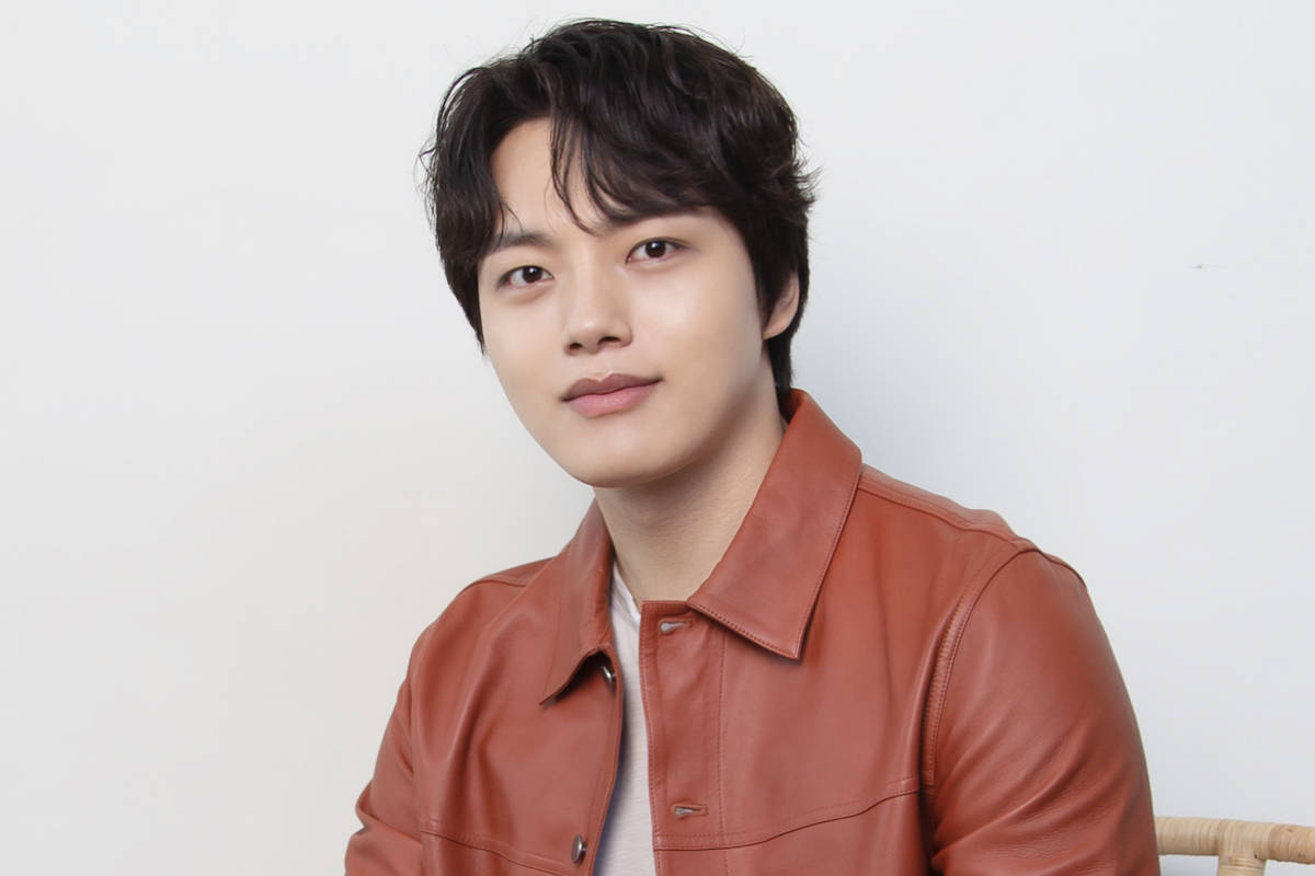 Popular South Korean Actor Yeo Jin Goo Flaunting A Stylish Leather Jacket. Background