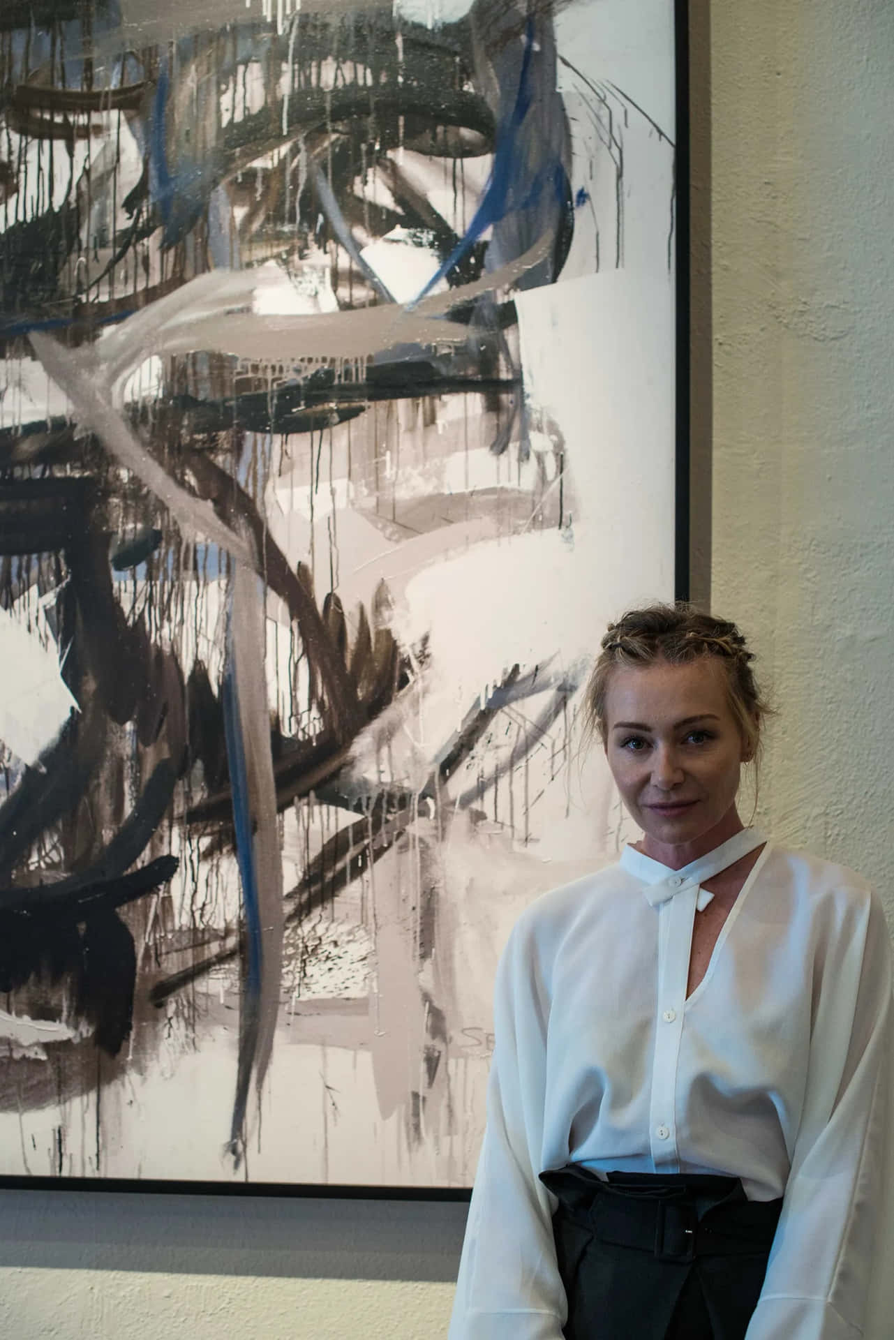 Portia De Rossi Art Gallery Visit Background