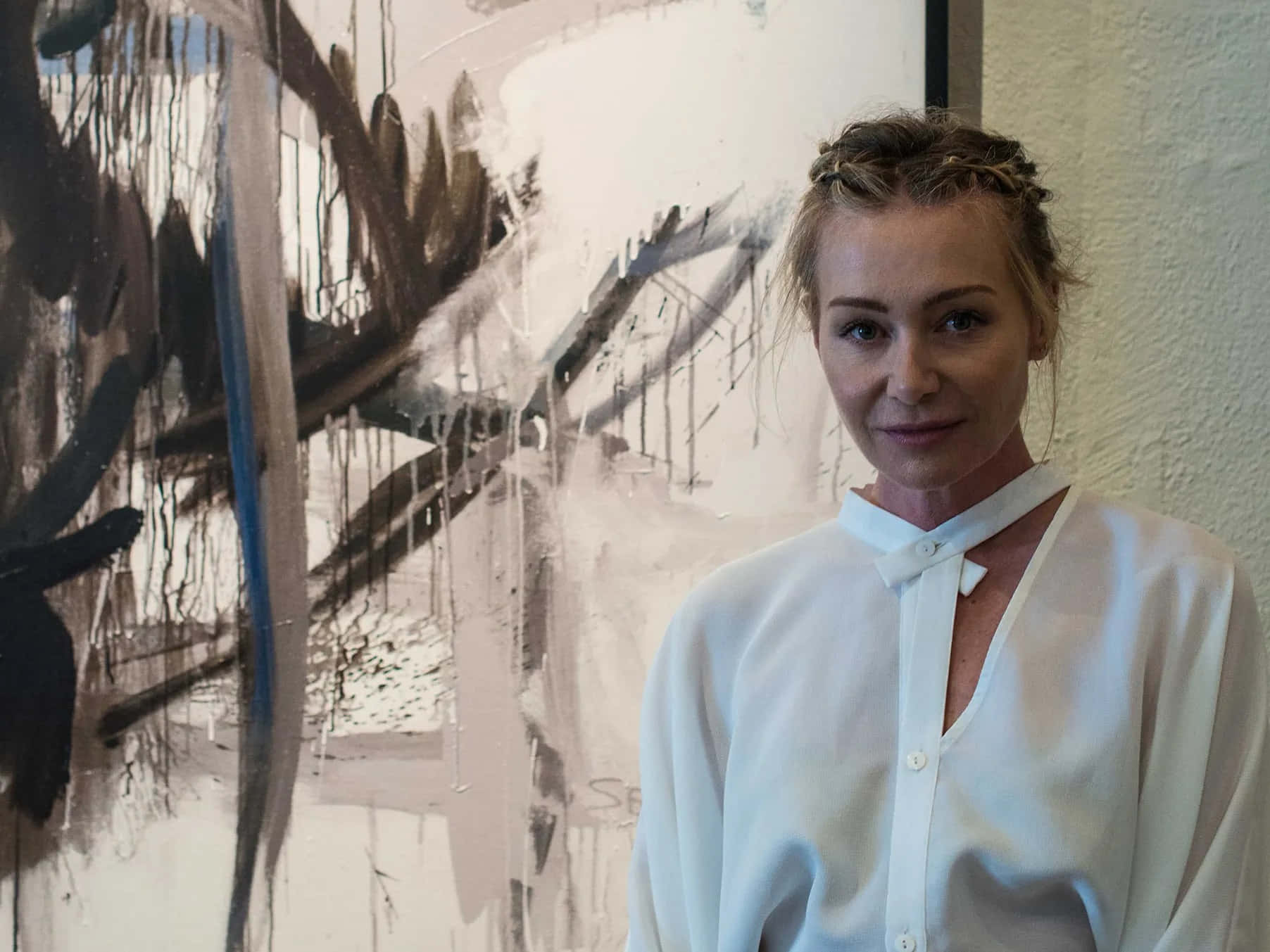 Portia De Rossi Art Gallery Visit Background