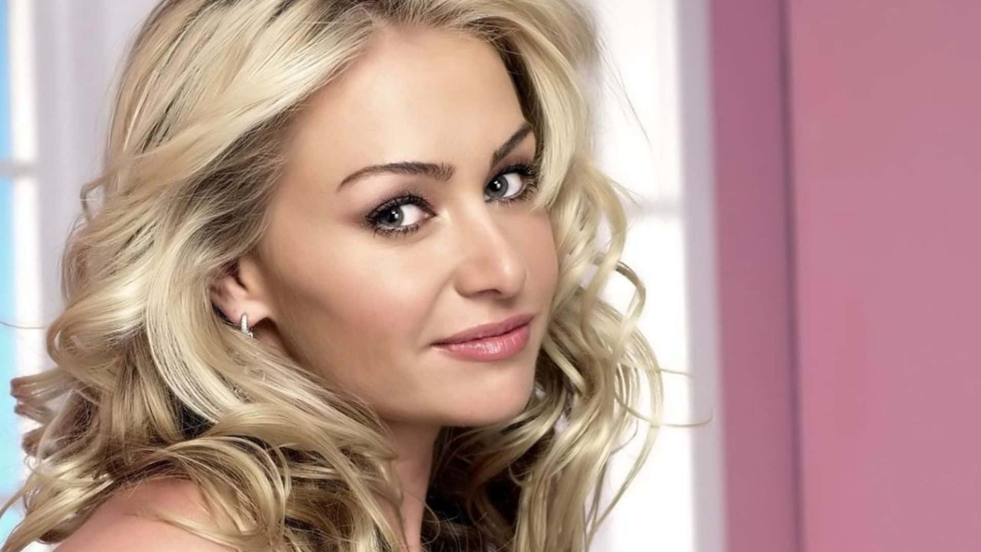 Portia De Rossi Blonde Hair Glamour Background