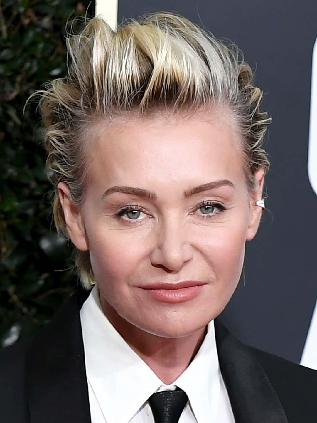 Portia De Rossi Elegant Black Suit Portrait Background