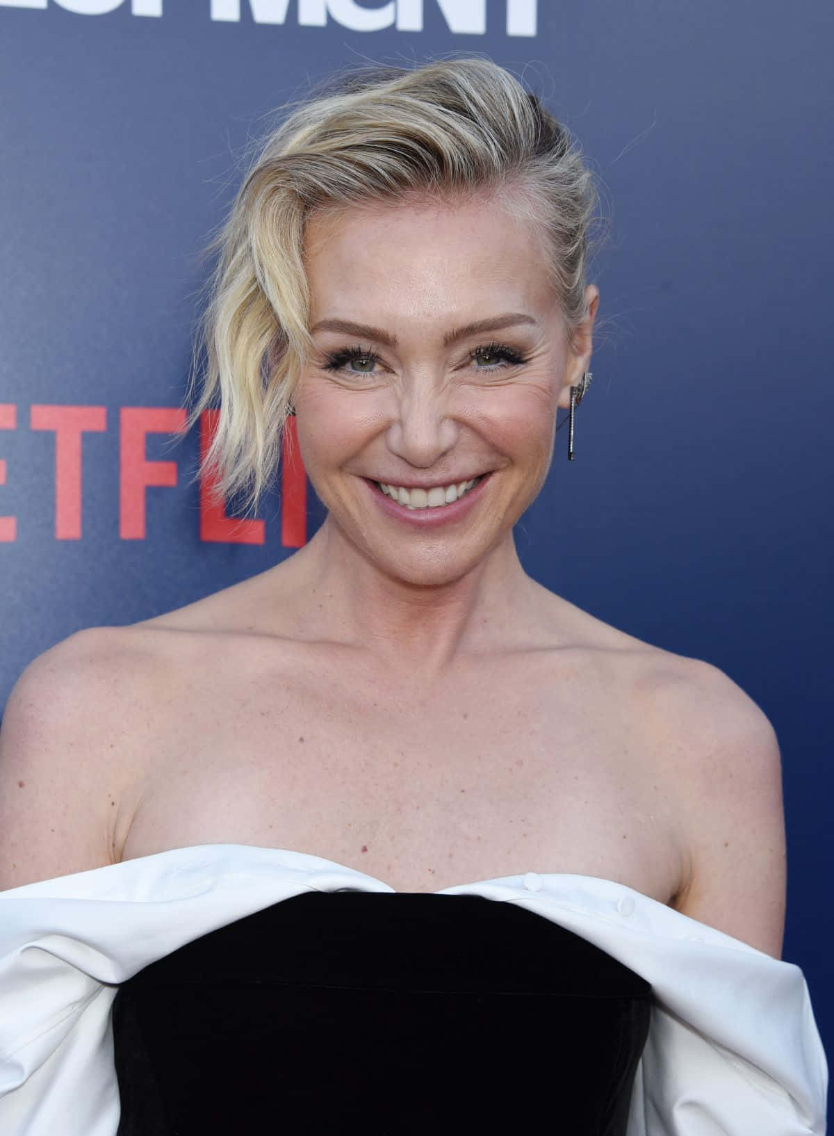 Portia De Rossi Smilingat Event Background