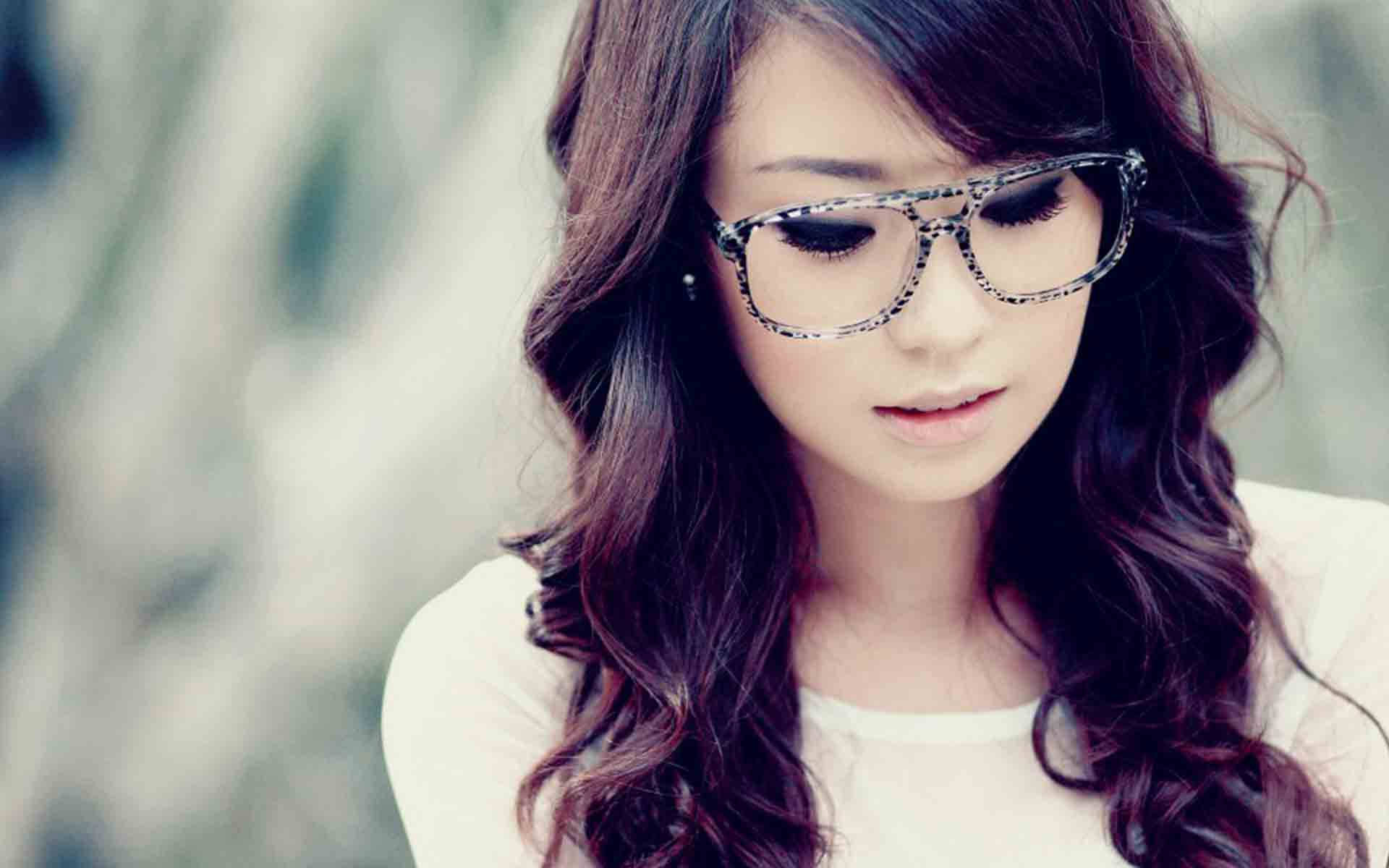 Portrait Of A Stylish And Cute Woman With Eyeglasses Background