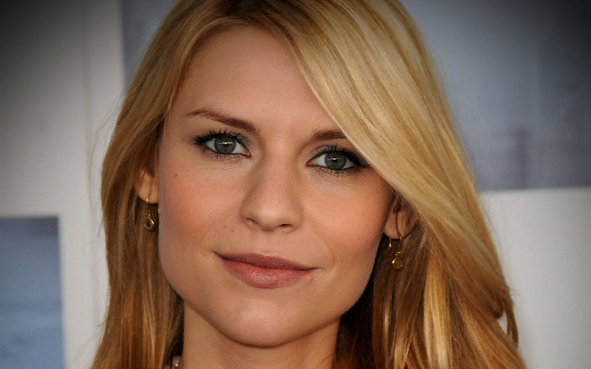 Portrait Of Claire Danes Background