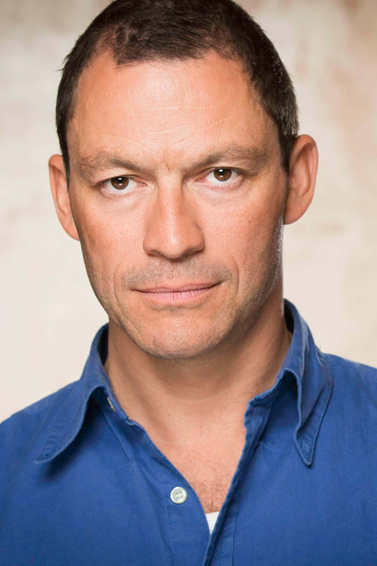 Portrait Of Dominic West: An Epitome Of Elegance Background