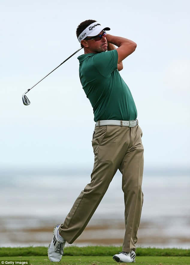 Portrait Robert Allenby Background