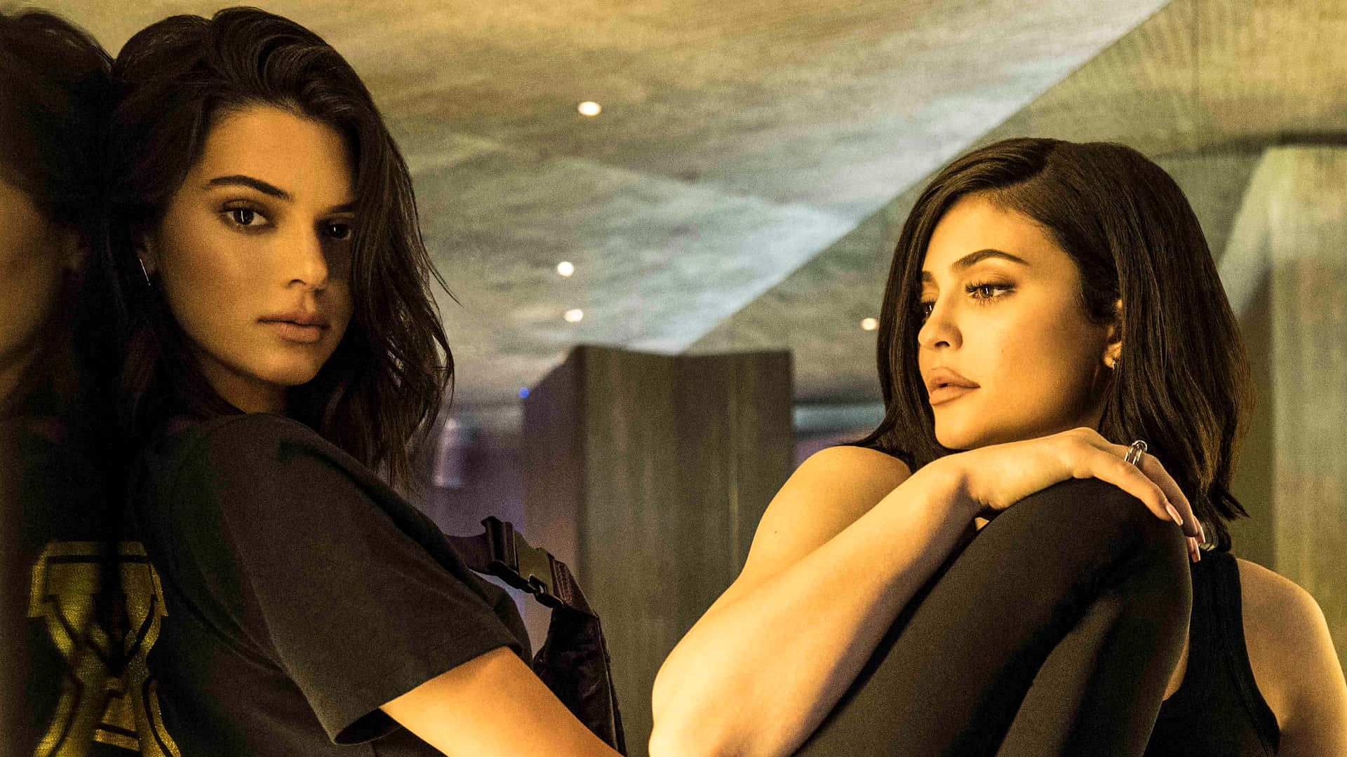 Posing Kendall And Kylie Jenner 4k Background