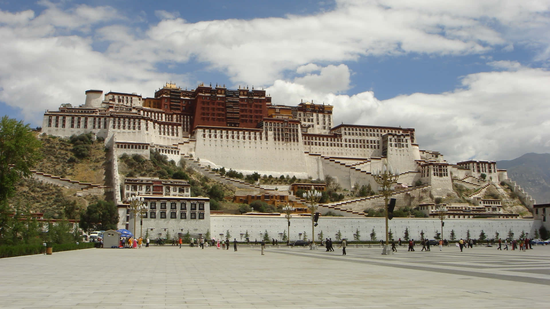 Potala Palace In Lhasa Background