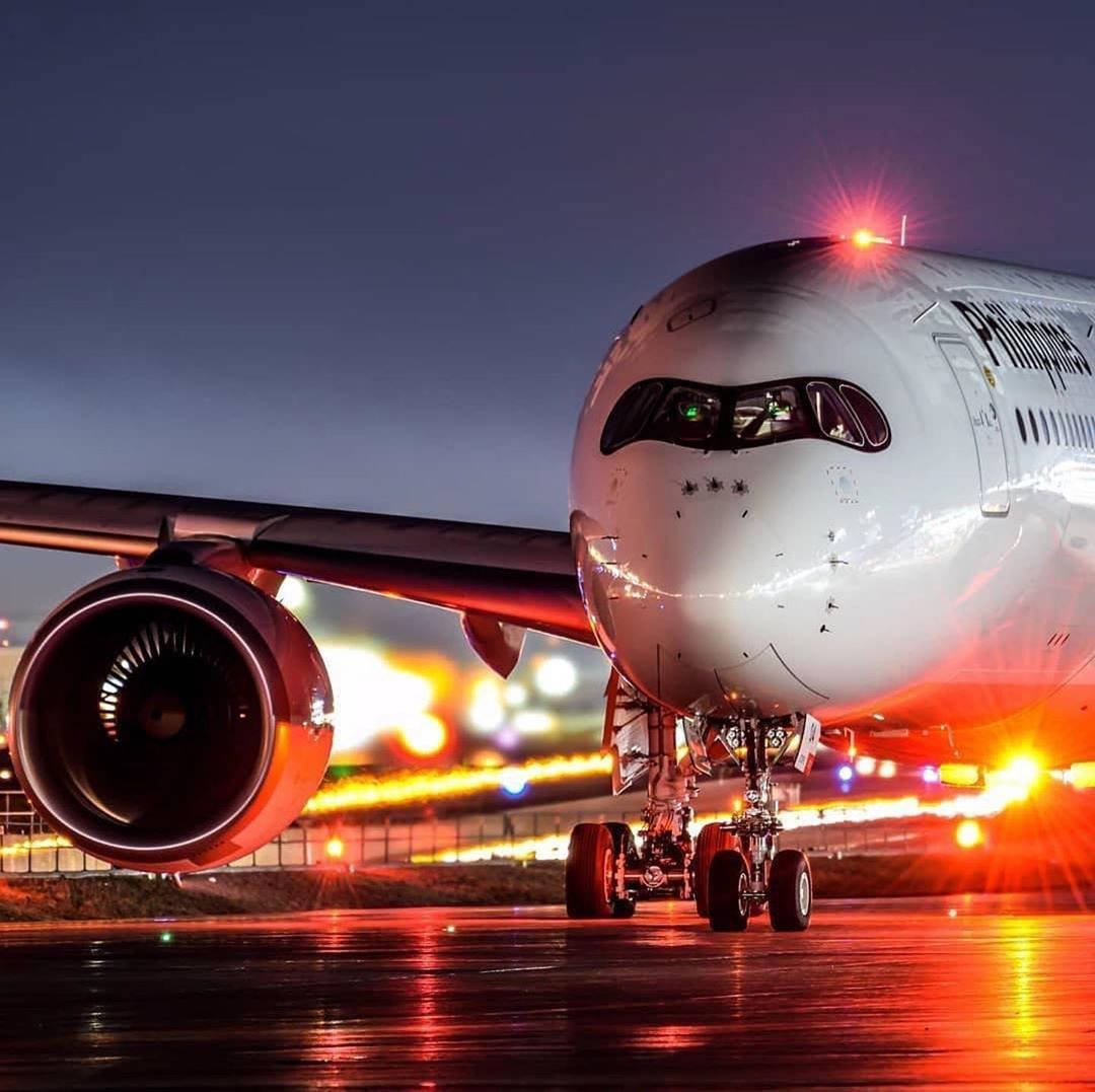 Powerful Turbine Engine And Cockpit View Of Philippine Airlines Background