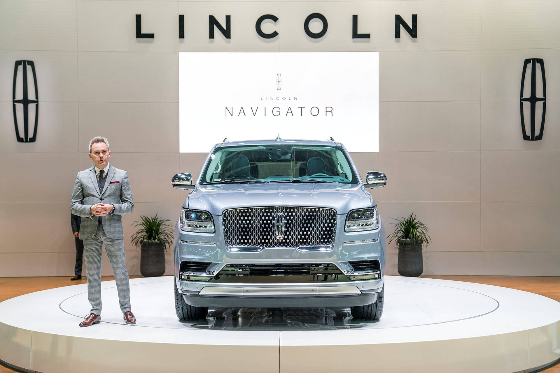 Premium Blue Finish Lincoln Car Navigator Background