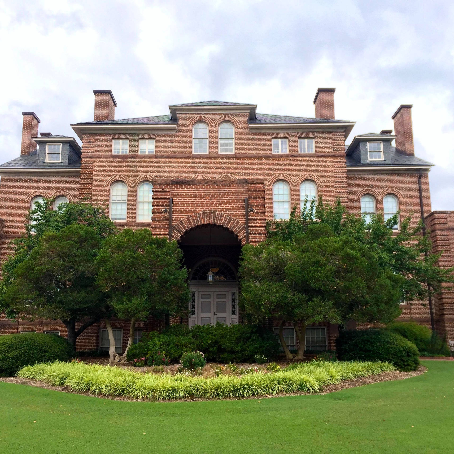 Prestigious Holladay Hall At North Carolina State University Background