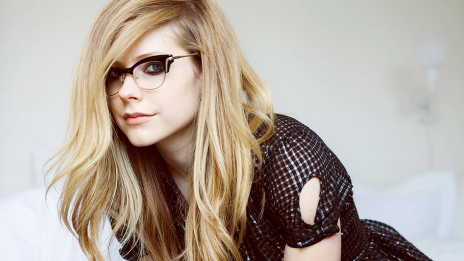 Pretty Avril Lavigne Background