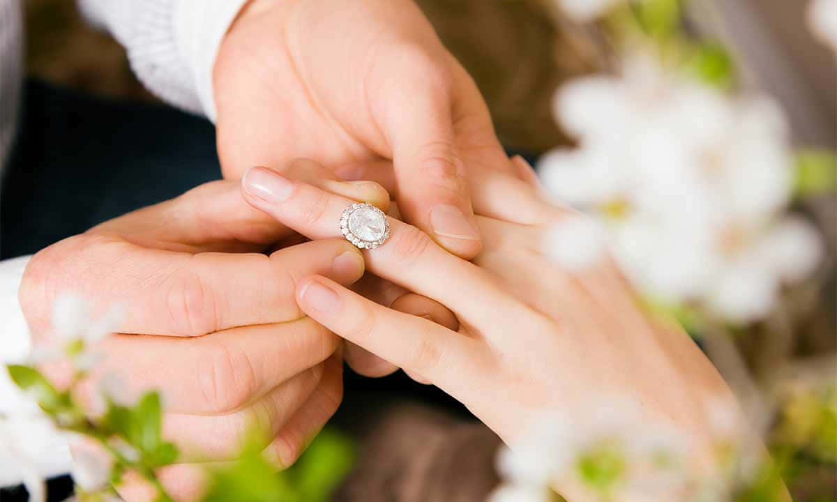 Pretty Engagement Ring Couple Design Background